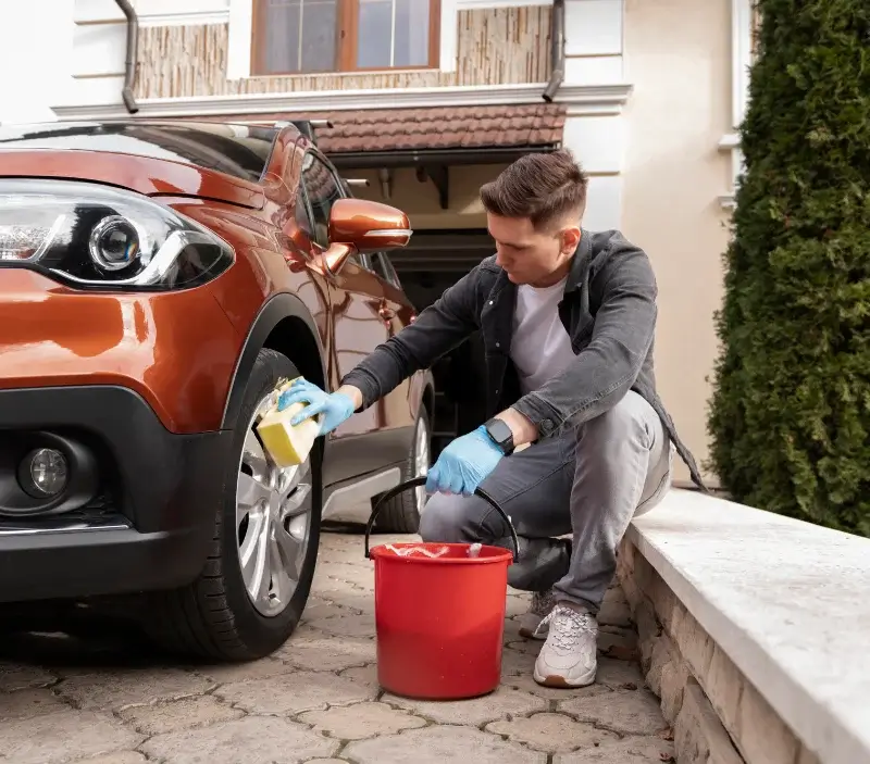 Lavage auto à domicile Béville-le-Comte : professionnel intervenant sur un véhicule